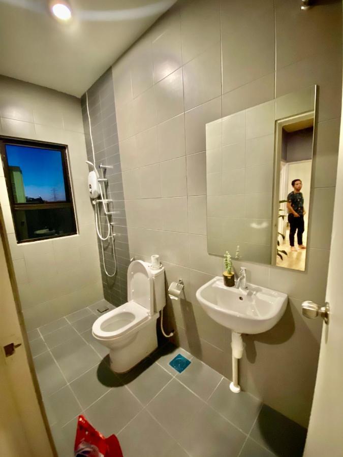 Faizal Madhi Homestay Kuching Exteriör bild