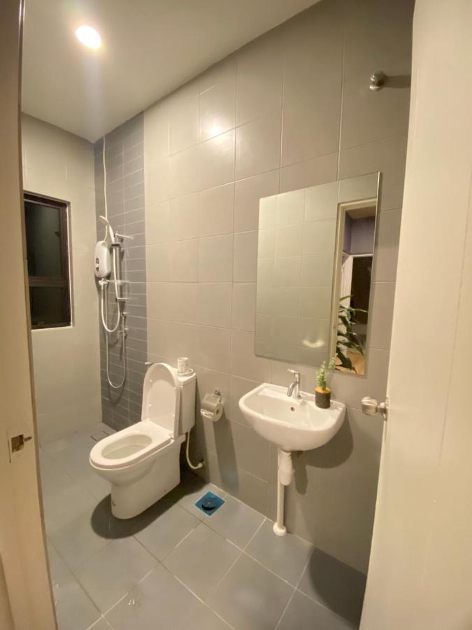 Faizal Madhi Homestay Kuching Exteriör bild