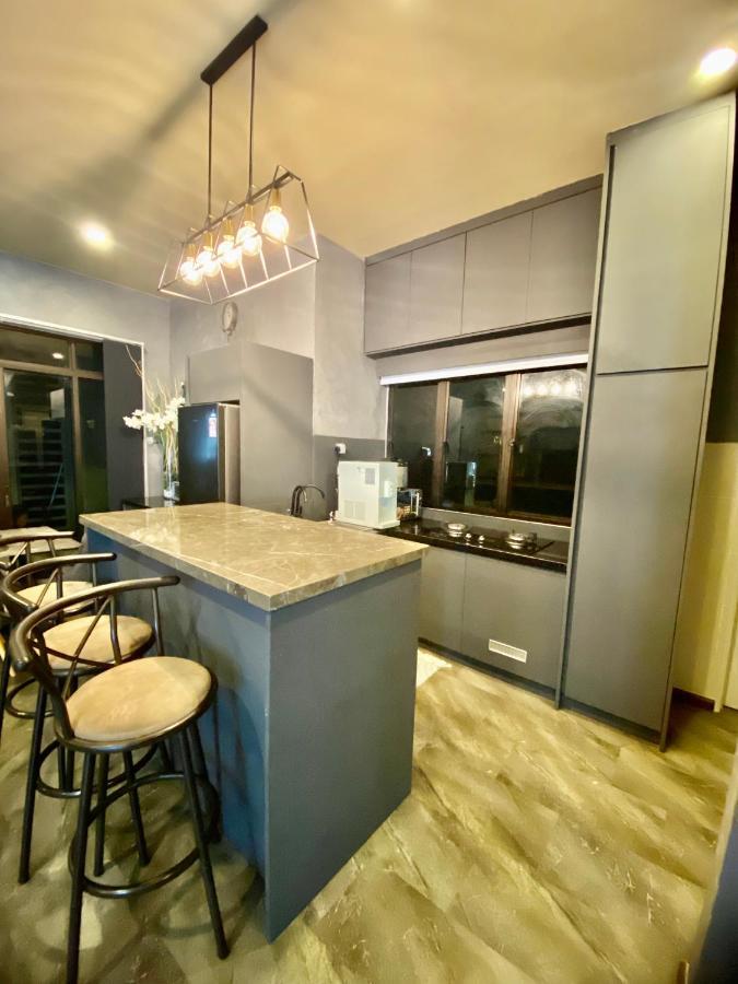 Faizal Madhi Homestay Kuching Exteriör bild
